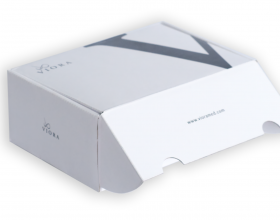 אריזה במבלט עם פוסטר מוצמד