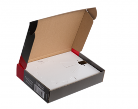 אריזה ממותגת עם פוסטר מוצמד במבלט כולל במה פנימית זווית